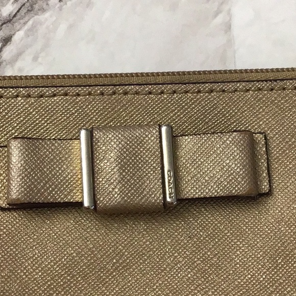 Coach Darcy Bow gold Saffiano leather wristlet wallet F51672 - Picture 2 of 6